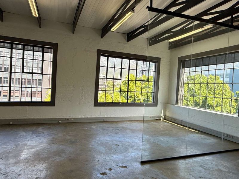 115m2 office with great natural light and views to let - Photo 3