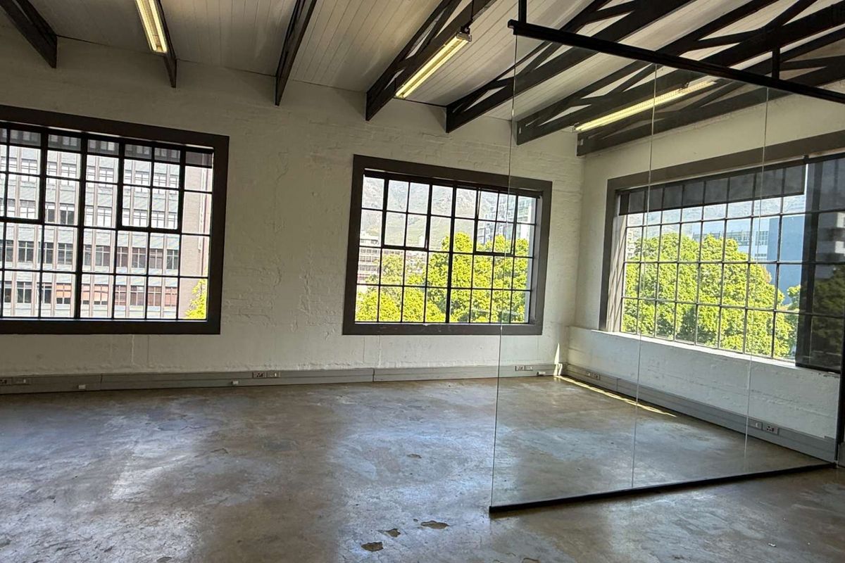 115m2 office with great natural light and views to let - Photo 3