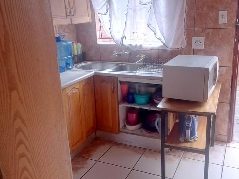 Spacious Living: 3-Bed Gem with No-Fuss Garden! - Photo 2