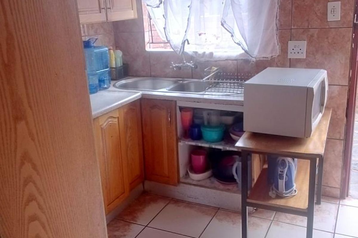 Spacious Living: 3-Bed Gem with No-Fuss Garden! - Photo 2