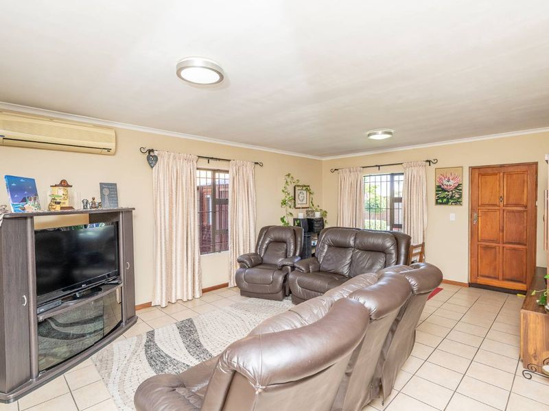 Spacious Family Haven with Modern Touches in Brackenfell - Photo 5