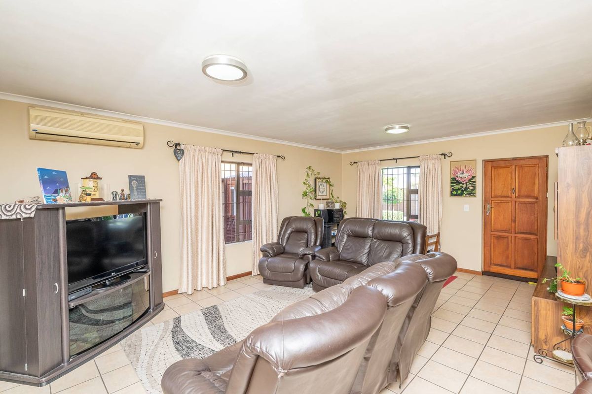 Spacious Family Haven with Modern Touches in Brackenfell - Photo 5
