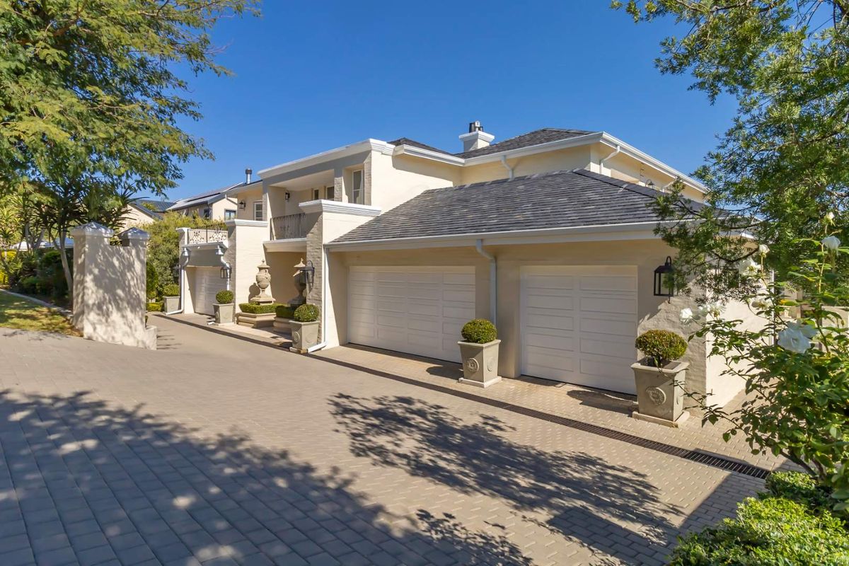 Distinguished Country Manor House - Photo 4