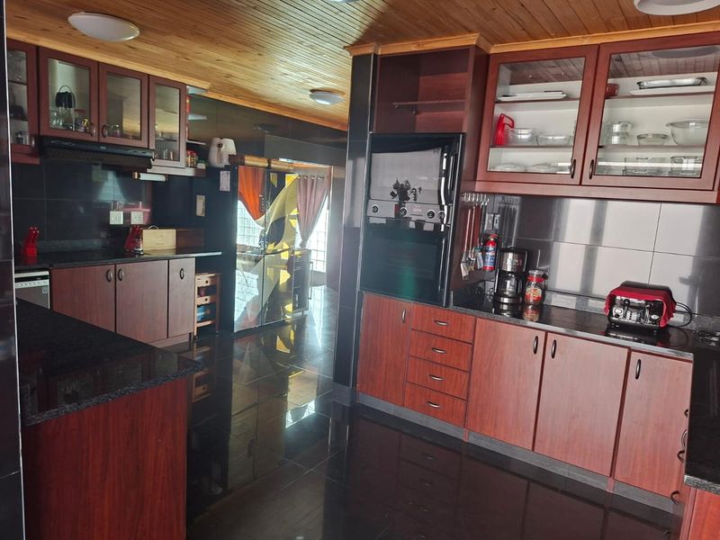 Big Modern 5 Bedroom Family home with a indoor swimming Pool - Photo 5