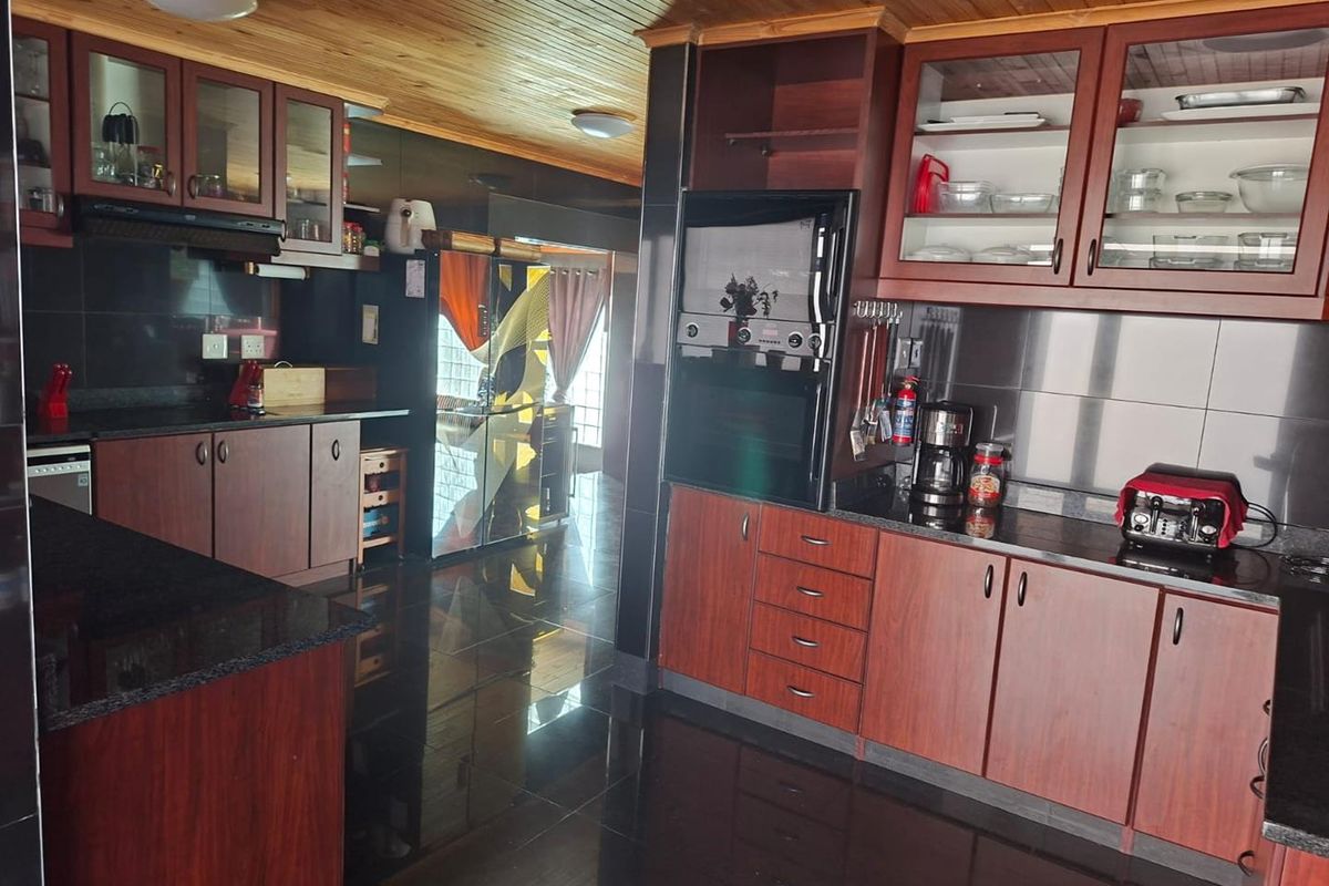 Big Modern 5 Bedroom Family home with a indoor swimming Pool - Photo 5