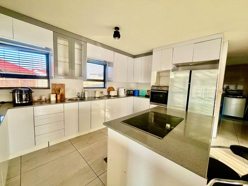 4 Bedroom Double Storey - Photo 2