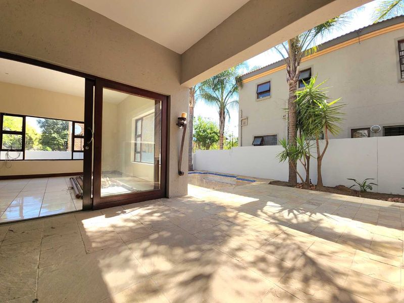✨ Welcome to a home that blends elegance, comfort, and entertainment in perfect harmony. - Photo 4