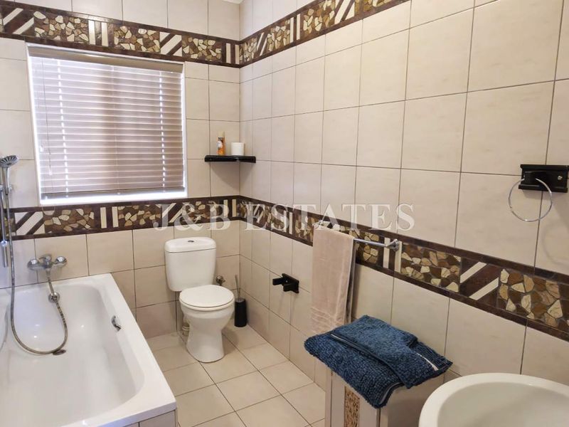 Fully Operational Guesthouse - Photo 9