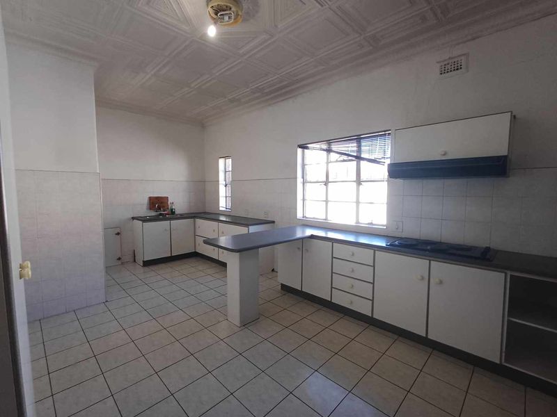 TOWNSVIEW,5 BEDROOM HOUSE - Photo 2