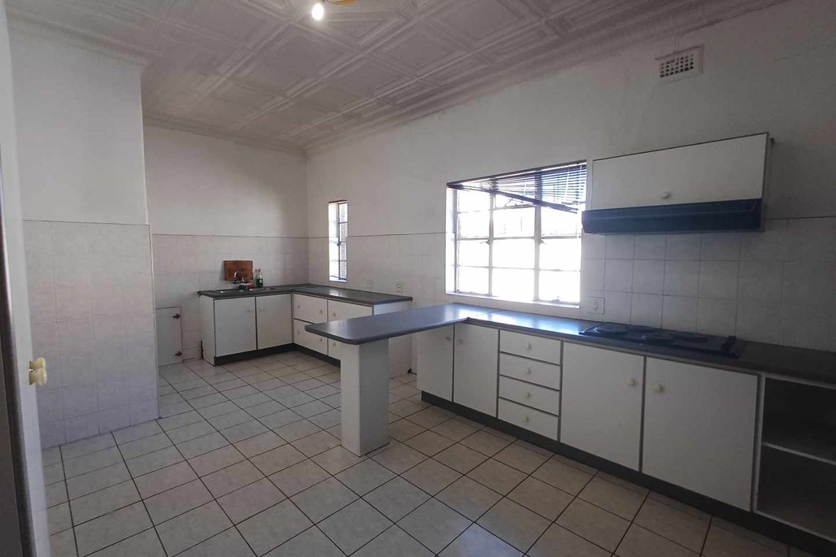 TOWNSVIEW,5 BEDROOM HOUSE - Photo 2
