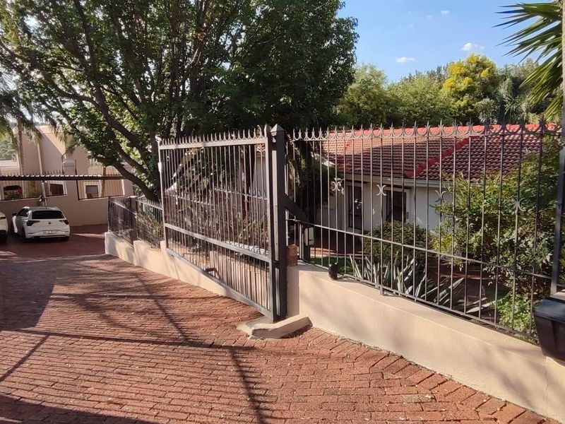 SECURE AND PRIVATE LIVING! - Photo 8