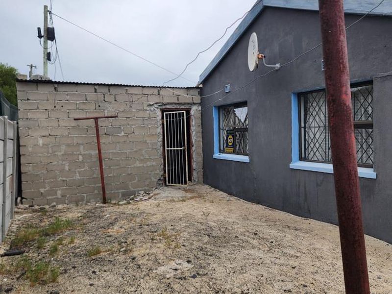 Charming Three-Bedroom House for Sale in Ilitha Park, Khayelitsha - Photo 6