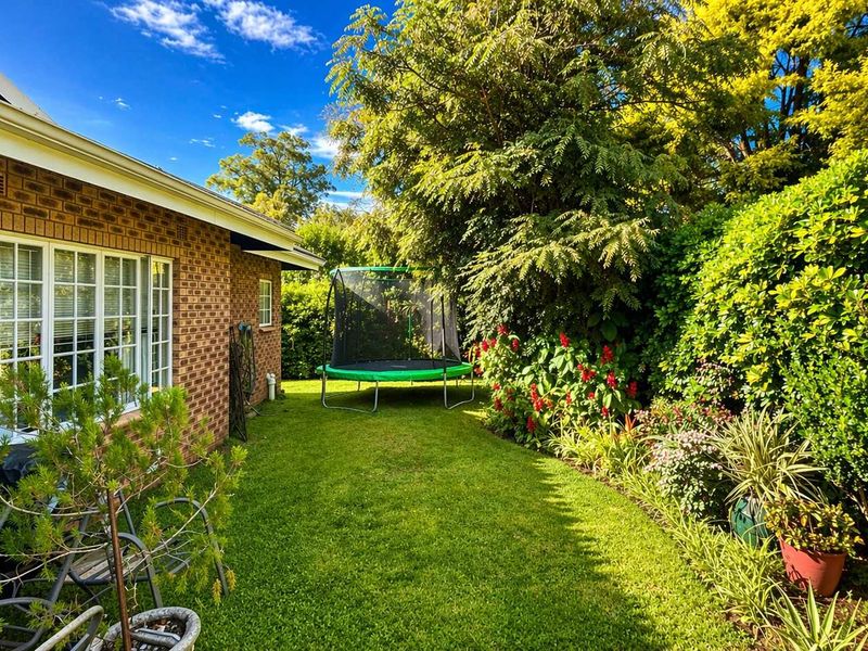 Peaceful 50+ Living with Space, Comfort & Charm  A Warm, Welcoming Home in a 50+ Community  Easy Living, Beautiful Gardens & Room to Relax - Photo 9