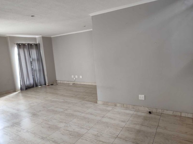 THATCHFIELD HILL - 4 BEDROOM HOUSE WITH STAFF QUARTERS - Photo 4