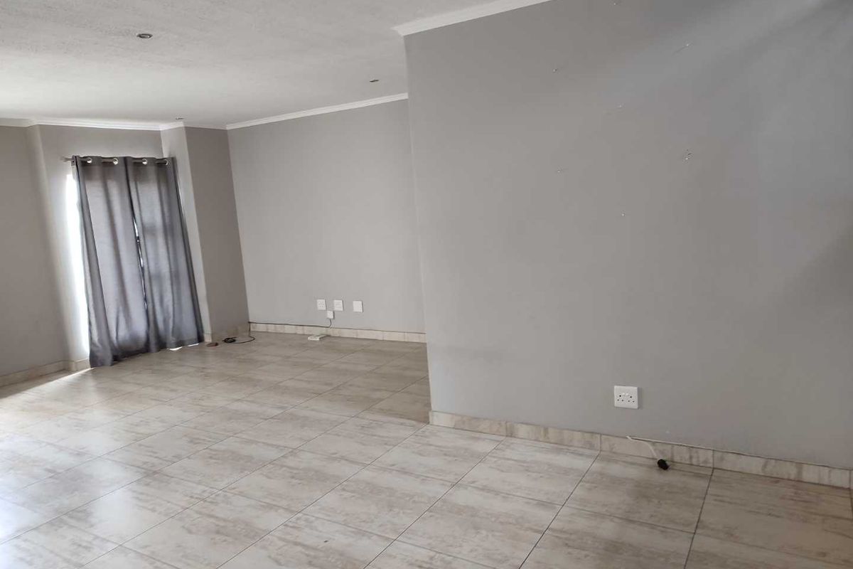 THATCHFIELD HILL - 4 BEDROOM HOUSE WITH STAFF QUARTERS - Photo 4