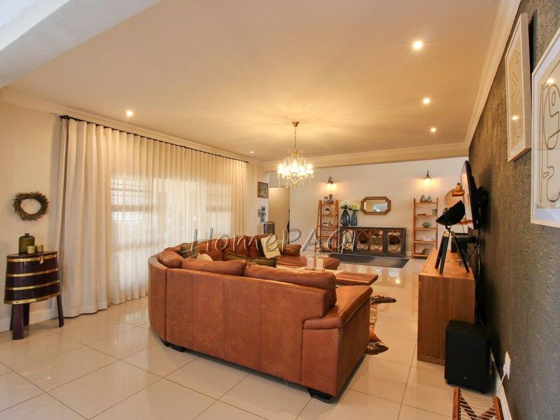 Otjiwarongo:  STUNNING, MODERN 4 BEDR HOME WITH FLAT is for sale - Photo 10