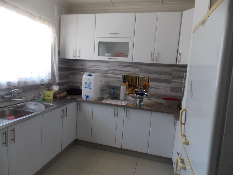 Spacious Five-Bedroom Home with Flatlet in Kharwastan - Photo 6