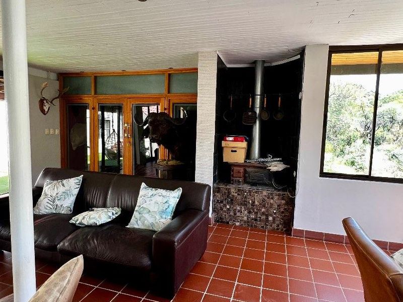 Huge property with backyard office - Photo 10