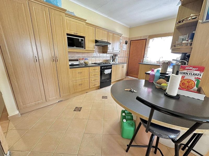 Beautiful,Neat and Spacious House - Photo 3