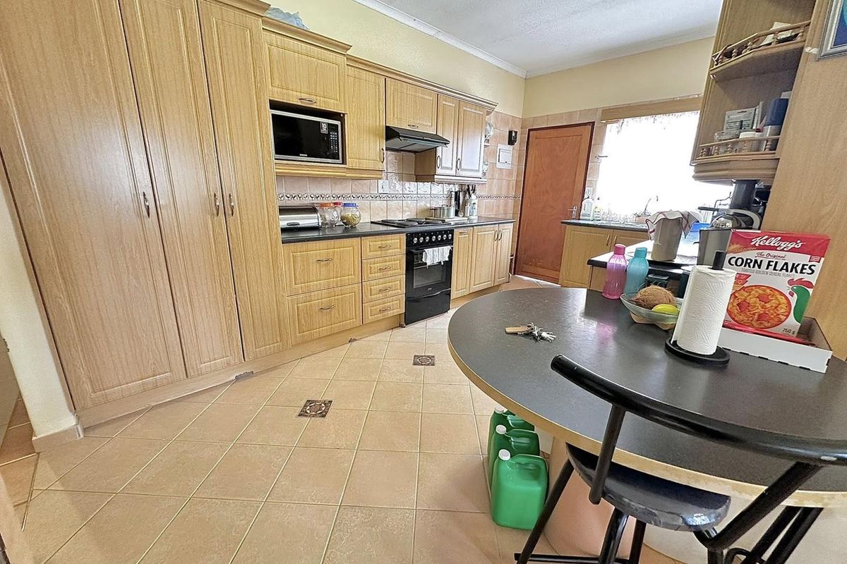 Beautiful,Neat and Spacious House - Photo 3