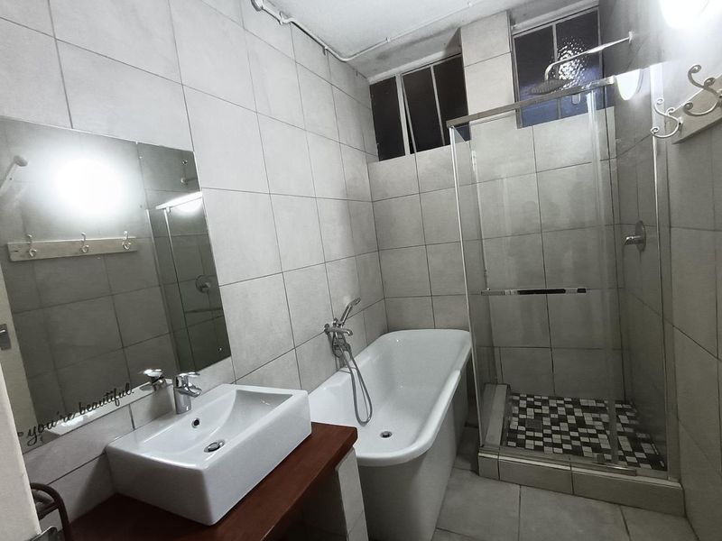 Modern 2-Bedroom Apartment with Scenic River Views – Excellent Investment Opportunity - Photo 4