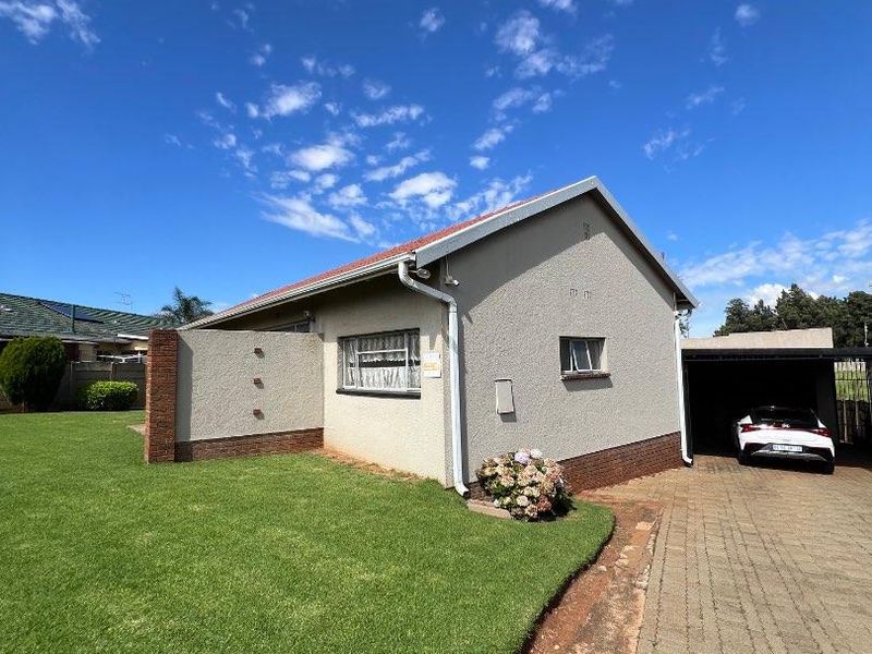 Spacious 3-Bedroom Family Home with Great Potential in Verwoerdpark - Photo 2