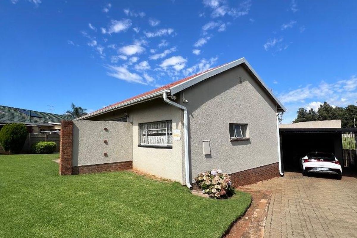 Spacious 3-Bedroom Family Home with Great Potential in Verwoerdpark - Photo 2