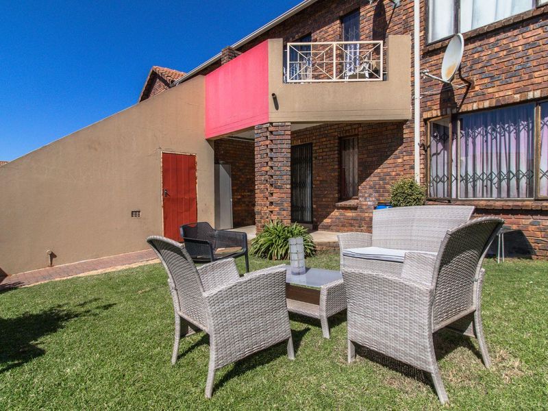 **Charming 2-Bedroom Ground Floor Apartment for Sale in Mondeor** - Photo 2