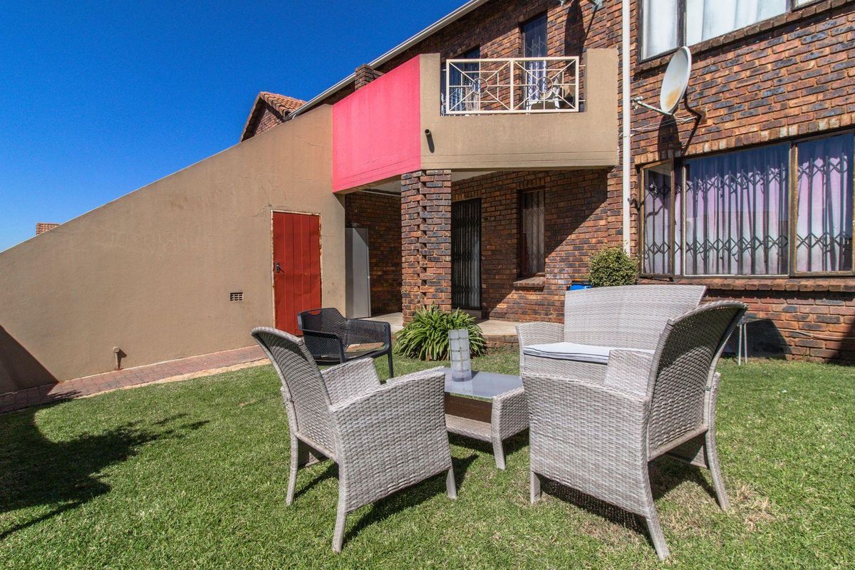 **Charming 2-Bedroom Ground Floor Apartment for Sale in Mondeor** - Photo 2