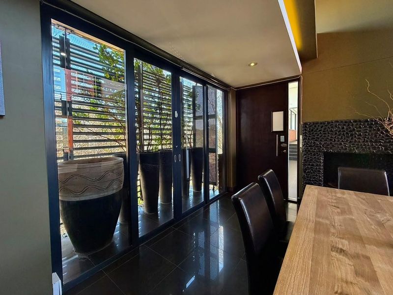 Sophisticated Modern 2‐Bedroom Penthouse in Melrose Arch - Photo 2