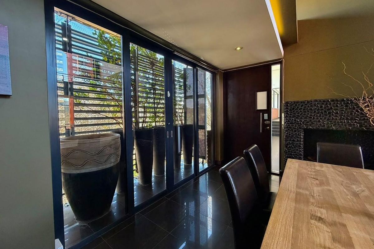 Sophisticated Modern 2‐Bedroom Penthouse in Melrose Arch - Photo 2