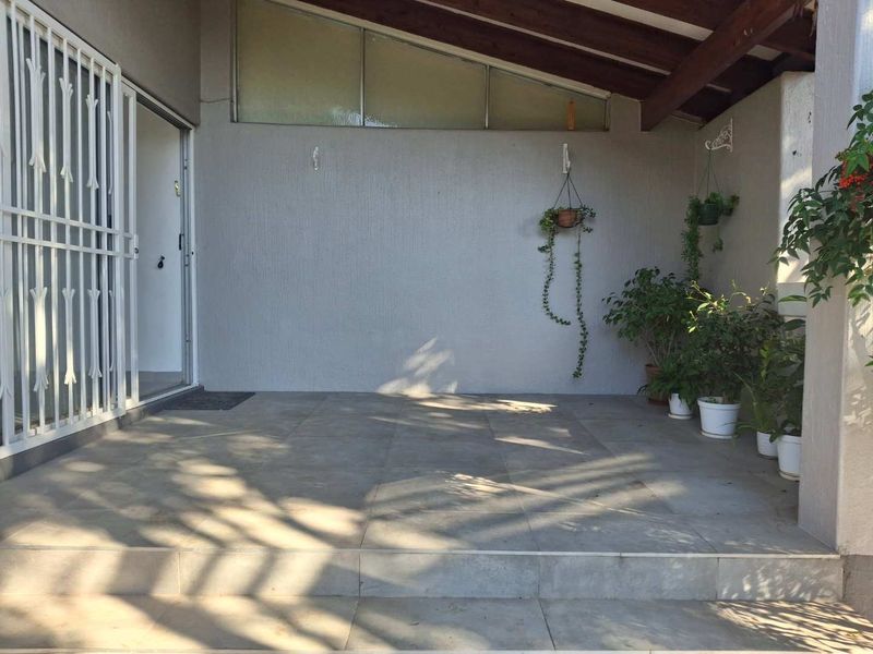 A BEAUTIFULLY RENOVATED TWO BEDROOM SIMPLEX - Photo 7