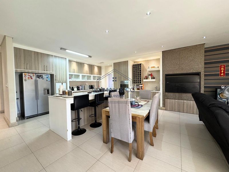 Stunning Modern 5-Bedroom Home in Fairway Estate - Photo 3