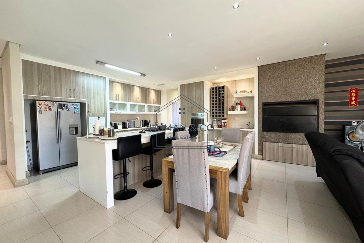 Stunning Modern 5-Bedroom Home in Fairway Estate - Photo 3