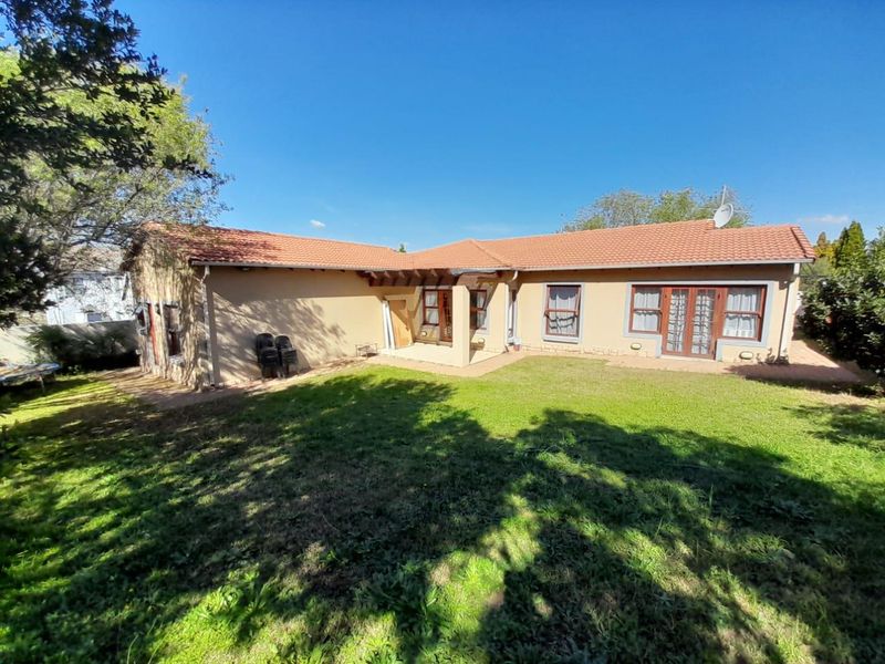 Elegant property nestled in Kyalami Terrace! - Photo 7