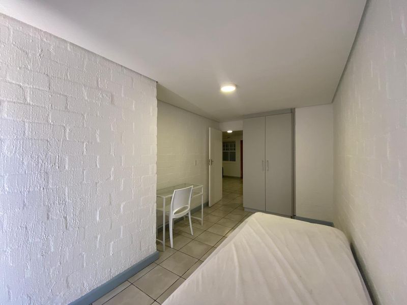 Beautifully renovated and furnished 2 Bed 1 Bath with Balcony - Photo 6