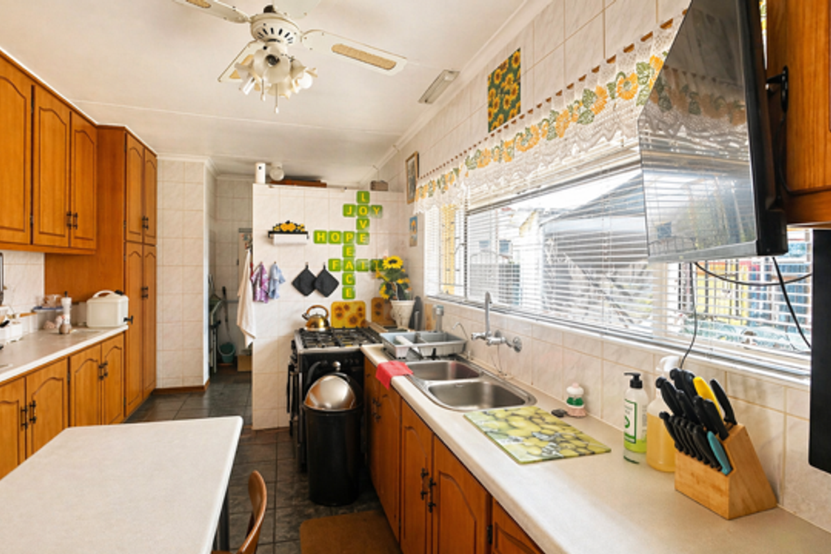 Spacious Family Home with Flatlet - Photo 2