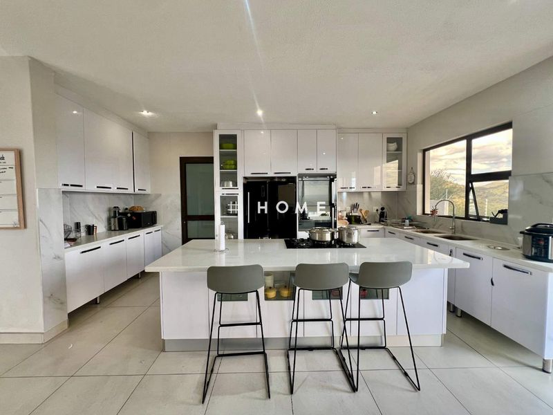 Spacious family home with stunning views - Photo 9