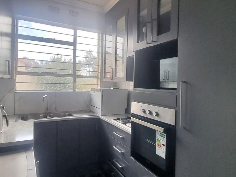 This lock up and go upstairs Modern unit is up for grabs in a lovely quiet security complex - Photo 4