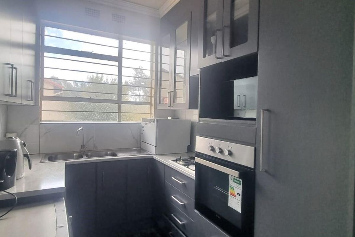 This lock up and go upstairs Modern unit is up for grabs in a lovely quiet security complex - Photo 4