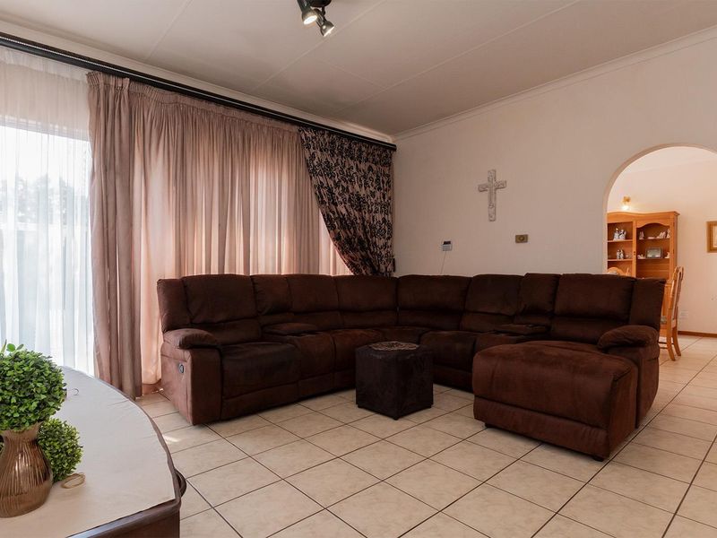 Perfect Lock-Up-and-Go 3 Bedroom Townhouse in Birchleigh North - Photo 7