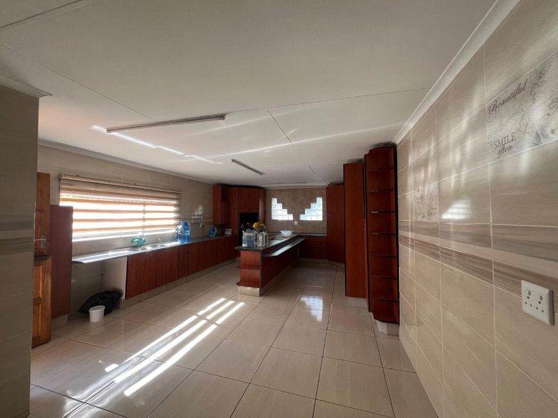 Modern, Secure, and Centrally Located Family Home in Reigerpark - Photo 5