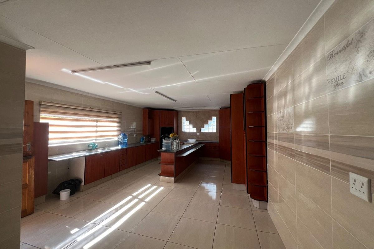 Modern, Secure, and Centrally Located Family Home in Reigerpark - Photo 5