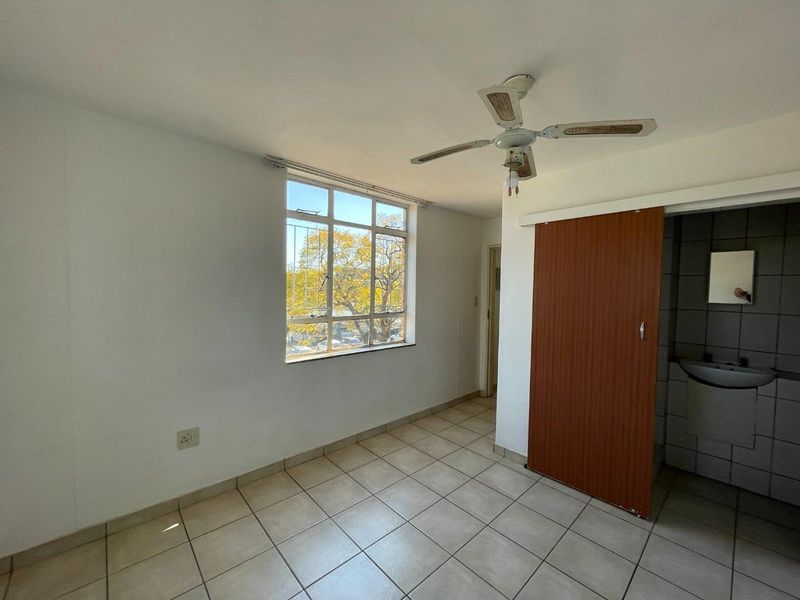Well located unit in Hatfield - Photo 10