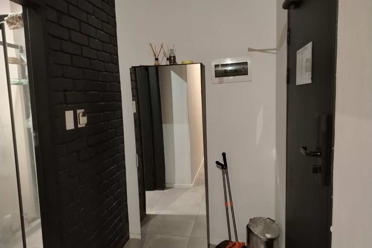 Stylish 1-Bedroom Apartment in the Prestigious Black Brick Building, Sandton - Photo 4