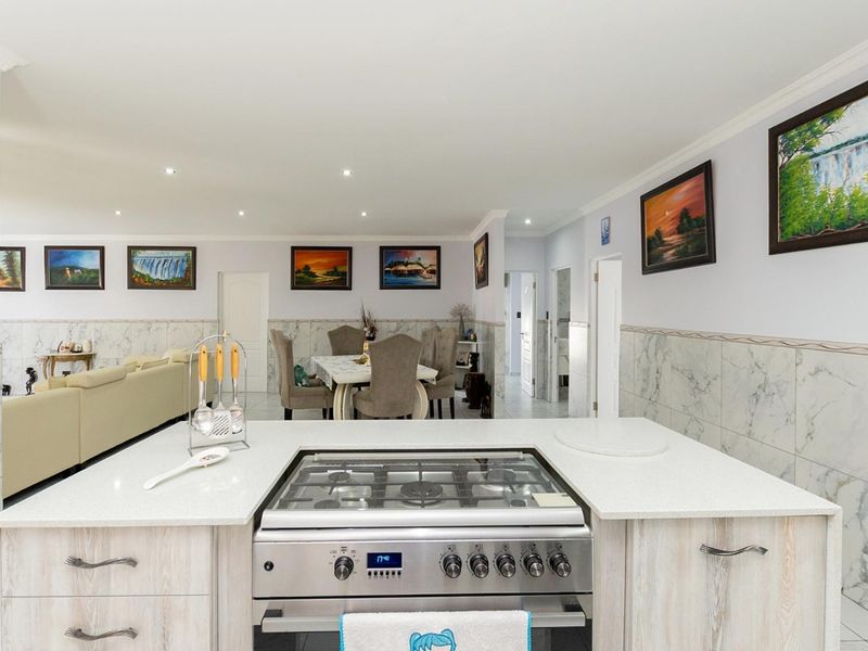 3 Bedroom House with Self-contained Flatlet - Photo 4