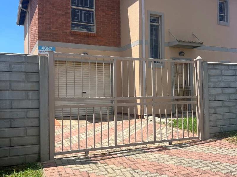 Cluster in a secure estate-lock up and go. - Photo 2