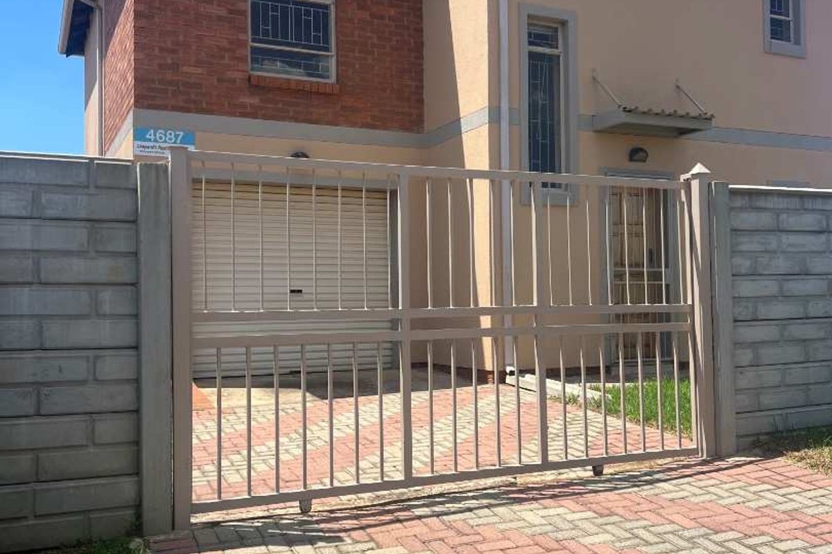 Cluster in a secure estate-lock up and go. - Photo 2