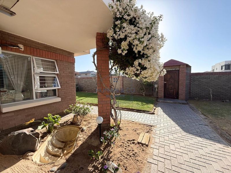 Spacious 4-Bedroom Home with 1 Bedroom Flat in prime Meersig Area - Photo 2