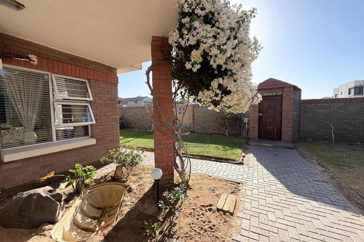 Spacious 4-Bedroom Home with 1 Bedroom Flat in prime Meersig Area - Photo 2